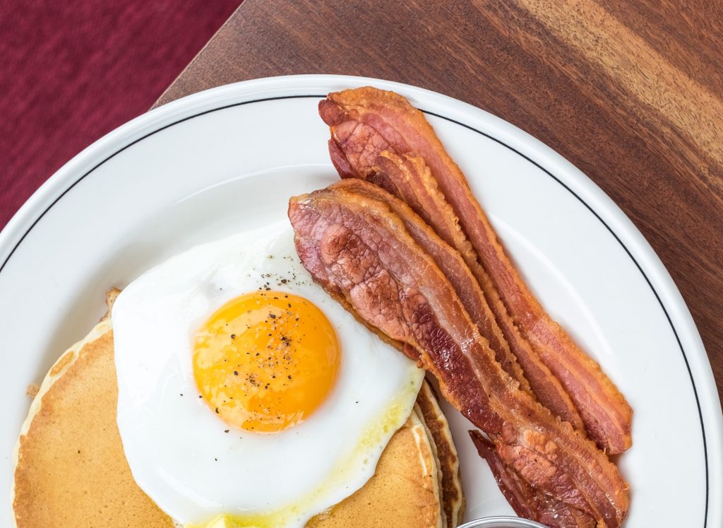 huevos-con-bacon-e1527687610847-1024x747